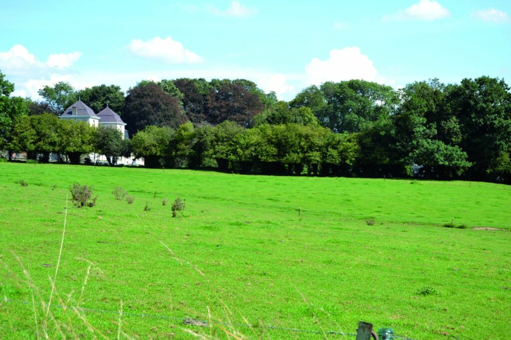 Le château vu depuis la campagne.