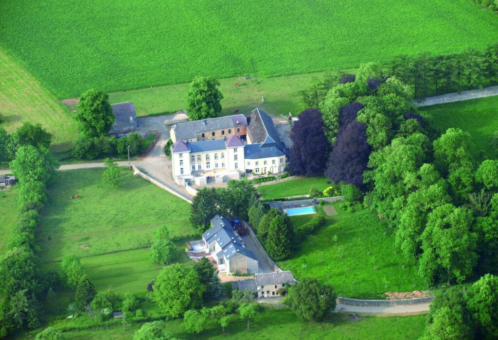 Le château et le village vus du ciel. Photo Pascal Simon.