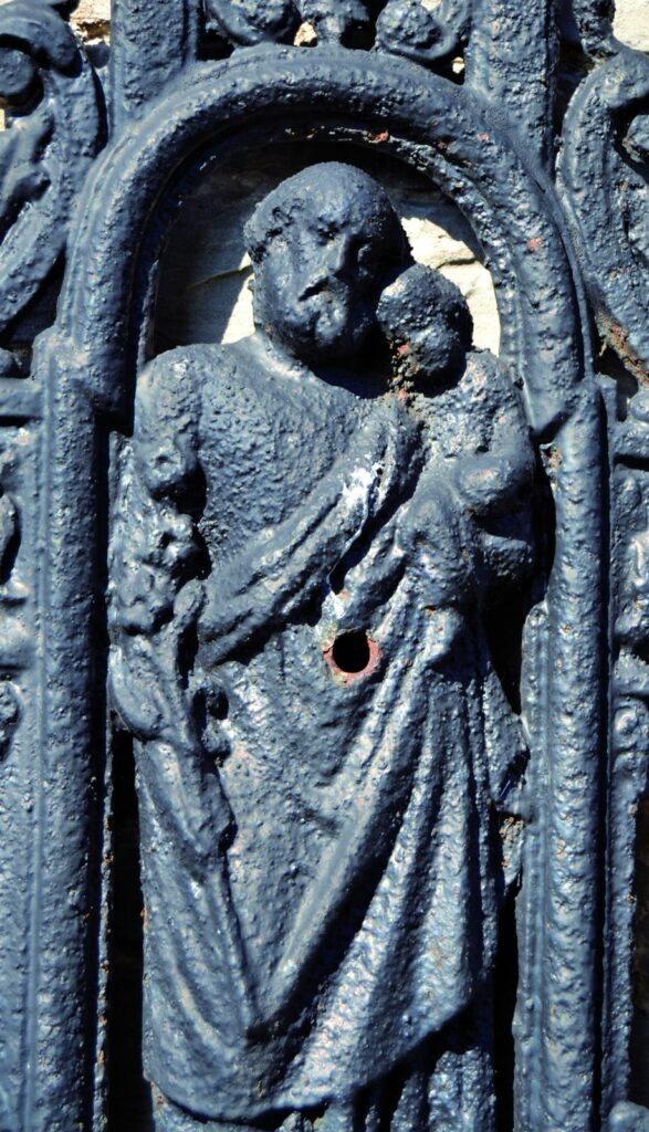 Détail d’une croix du cimetière.