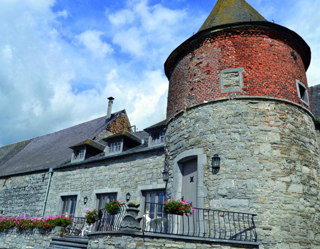 La ferme de la Tour, ancienne Grande Cense, et sa tour ronde.