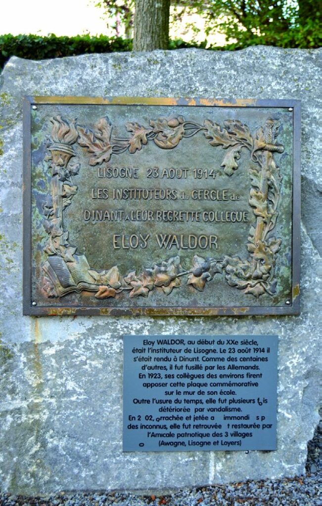 La plaque en cuivre dédiée à l’instituteur Waldor Eloy, rapatriée dans le square en 2002.