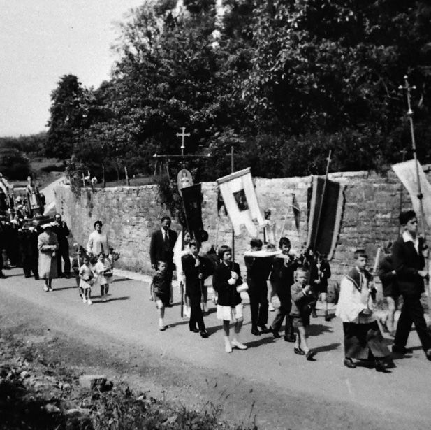 Les rogations : procession dans les rues de Lisogne.