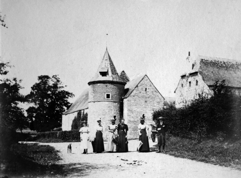 Au retour de la ferme, vers 1890. Collection du château de Lisogne.