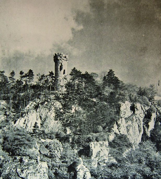 La tour de Montfort, au-dessus de Dinant.